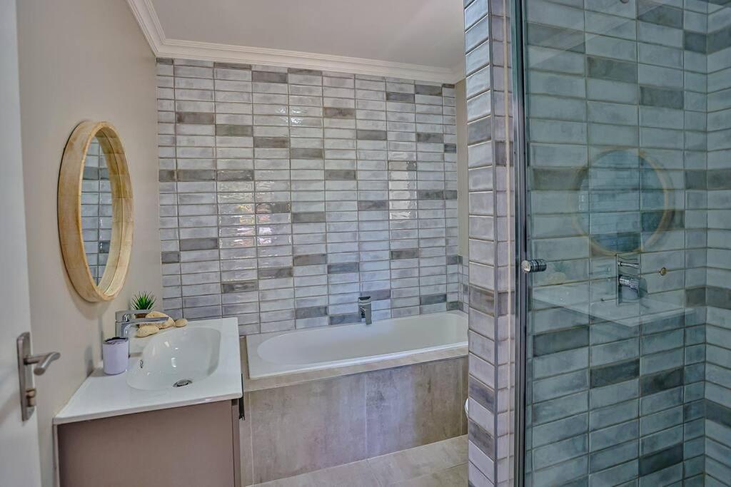 Large Sea View, Walk To Eateries, Loadshed Free Apartman Ballito Kültér fotó